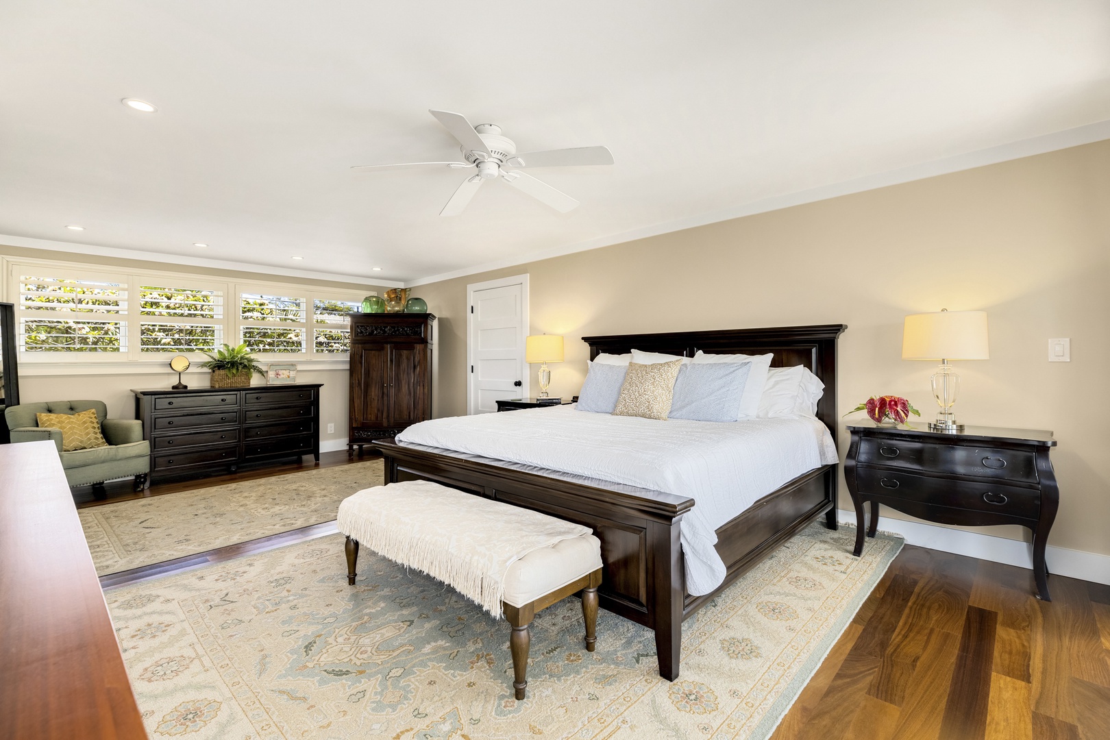 Honolulu Vacation Rentals, Hale Le'ahi - Primary bedroom with California king bed