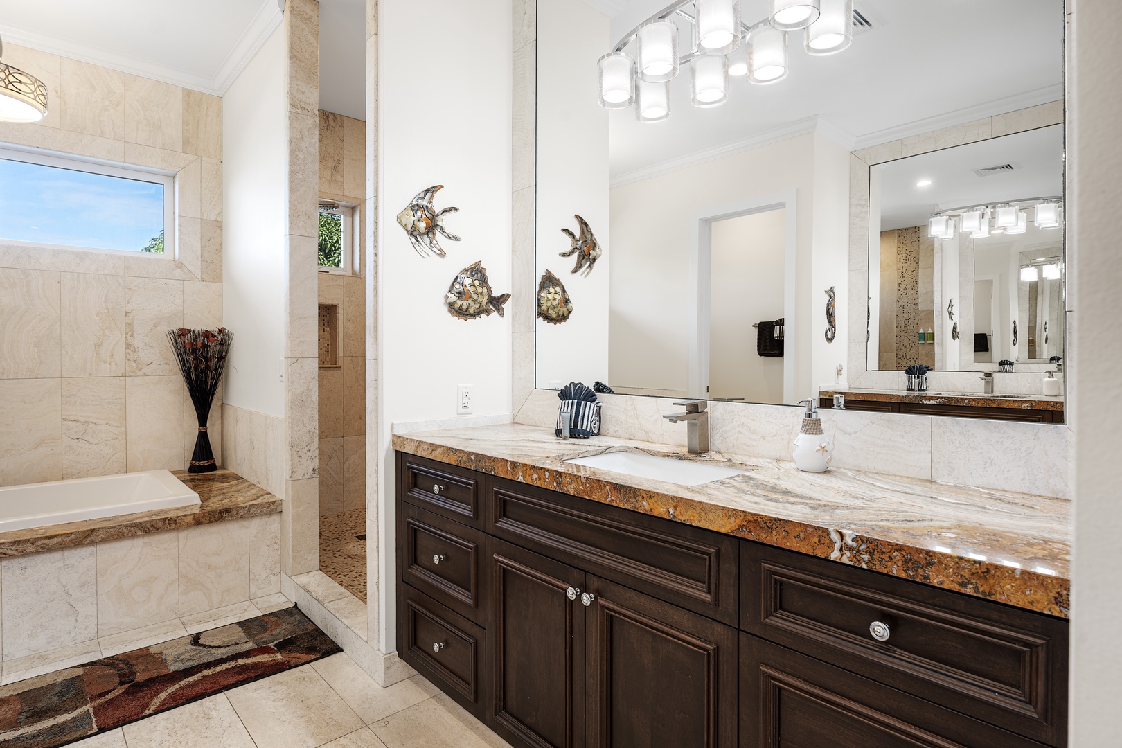 Kailua Kona Vacation Rentals, Ohana le'ale'a - Freshen up in the elegant ensuite featuring a spacious double vanity.