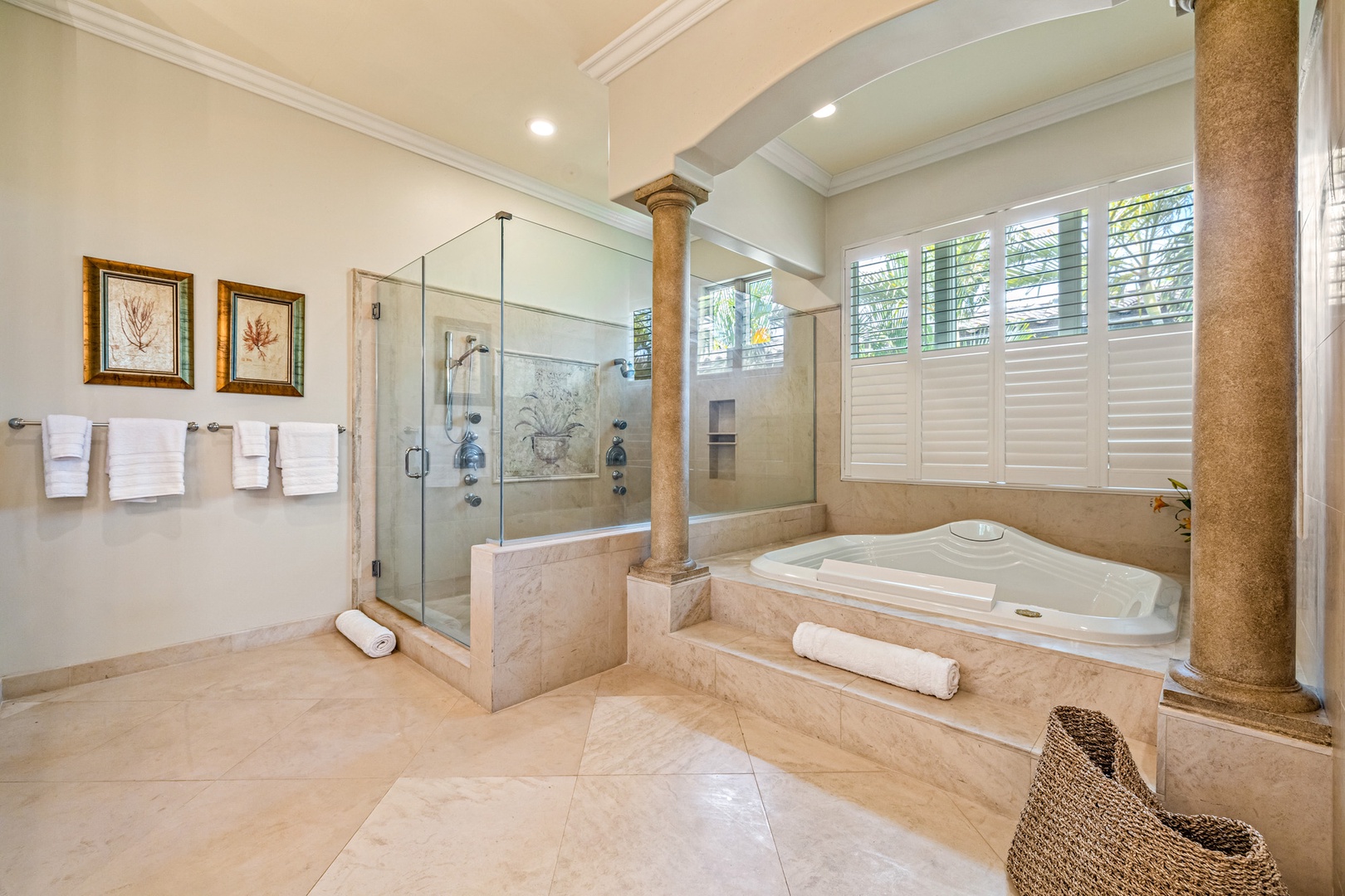 Honolulu Vacation Rentals, La Villa Kahala - Soaking tub and walk-in glass shower