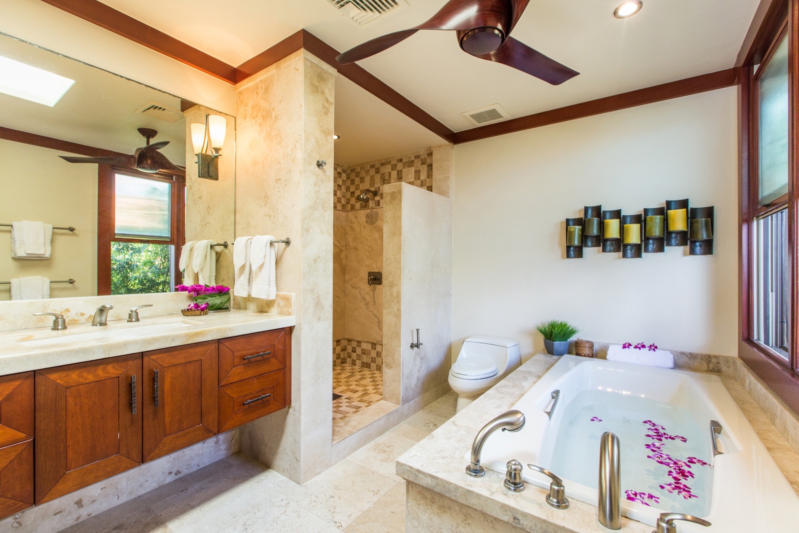 Honolulu Vacation Rentals, Banyan House - Second Primary Bathroom