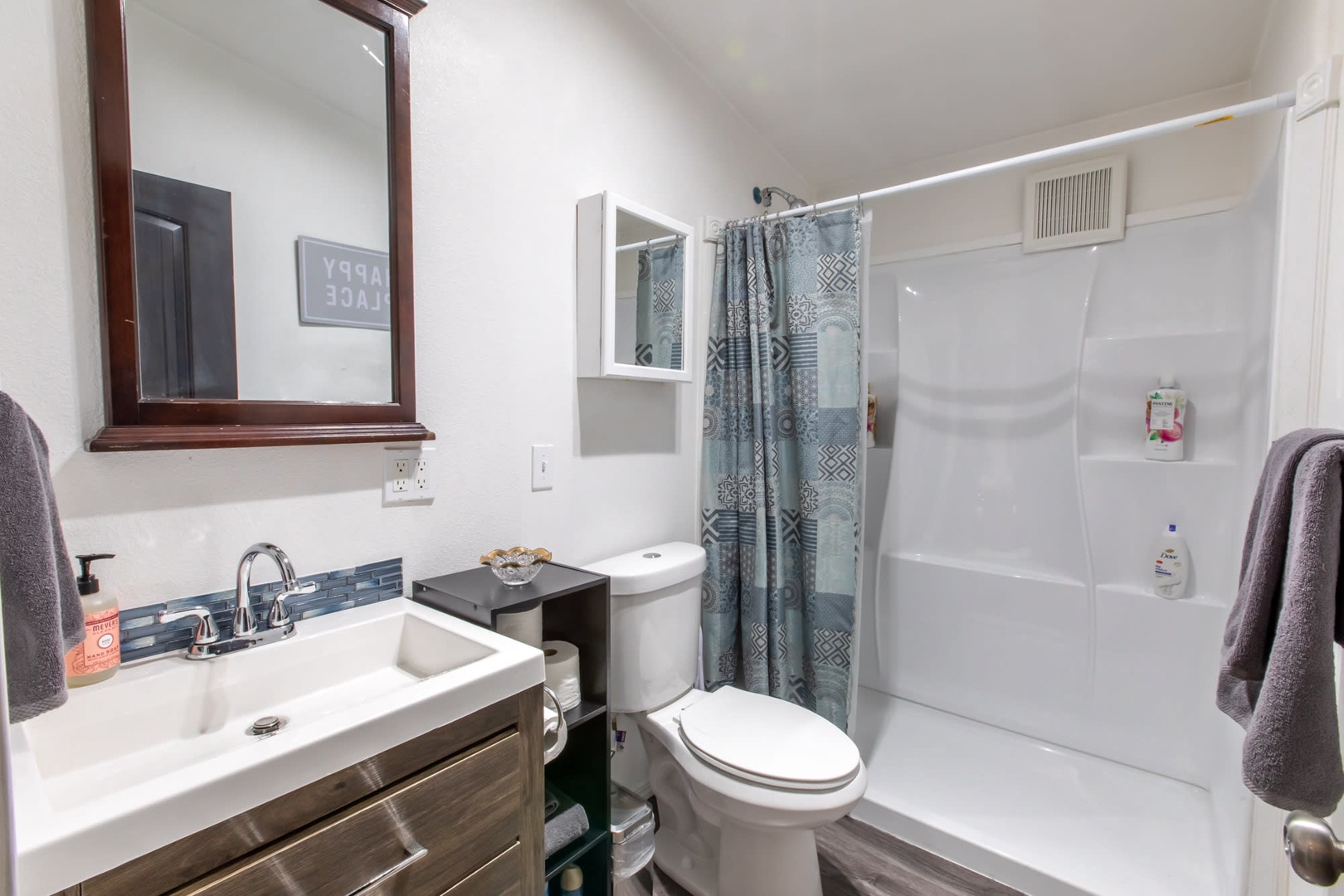 Tillamook Vacation Rentals, Holly's House - Hallway bath room