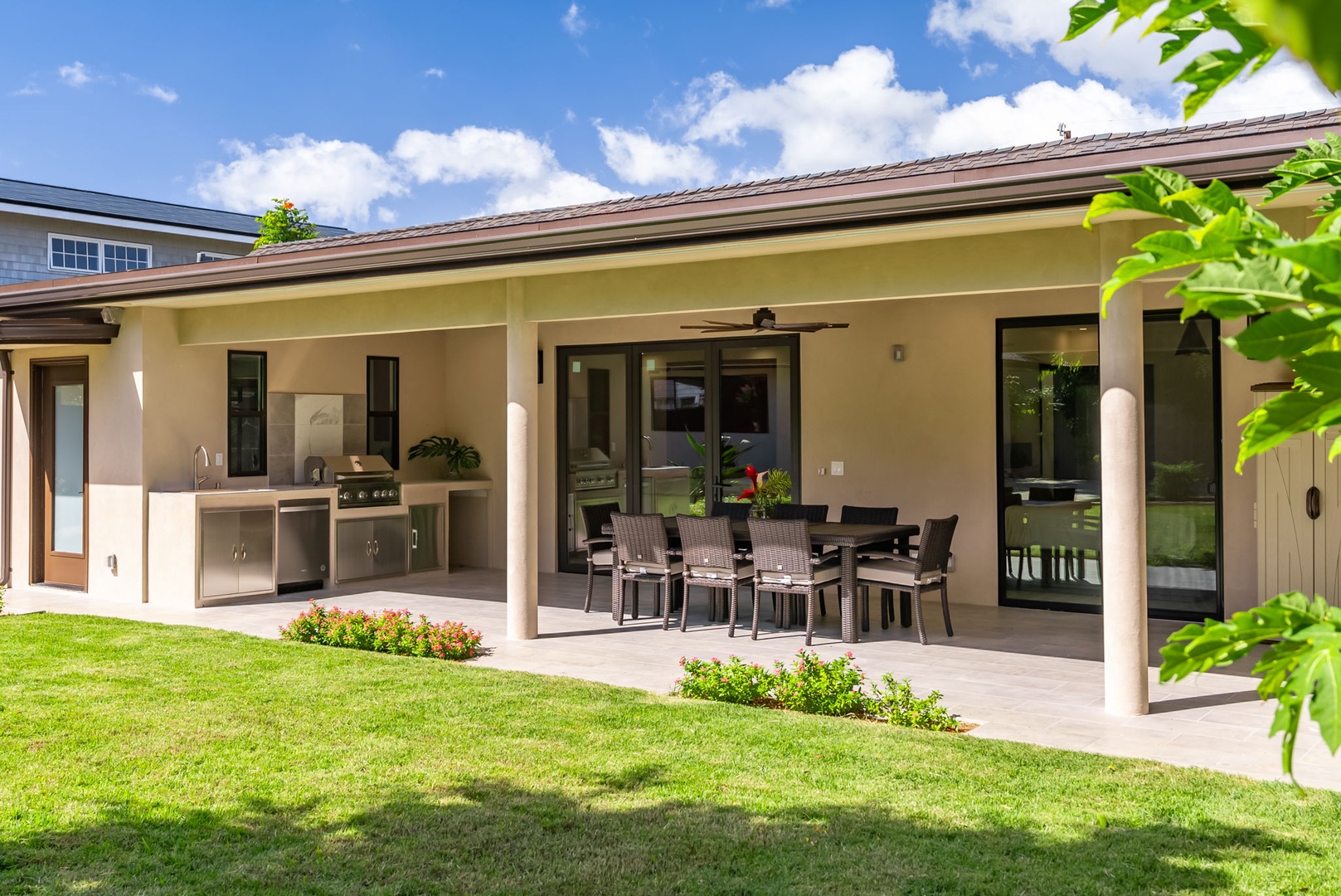 Honolulu Vacation Rentals, Kahala Zen - Covered lanai with plenty of room for lounging and dining.