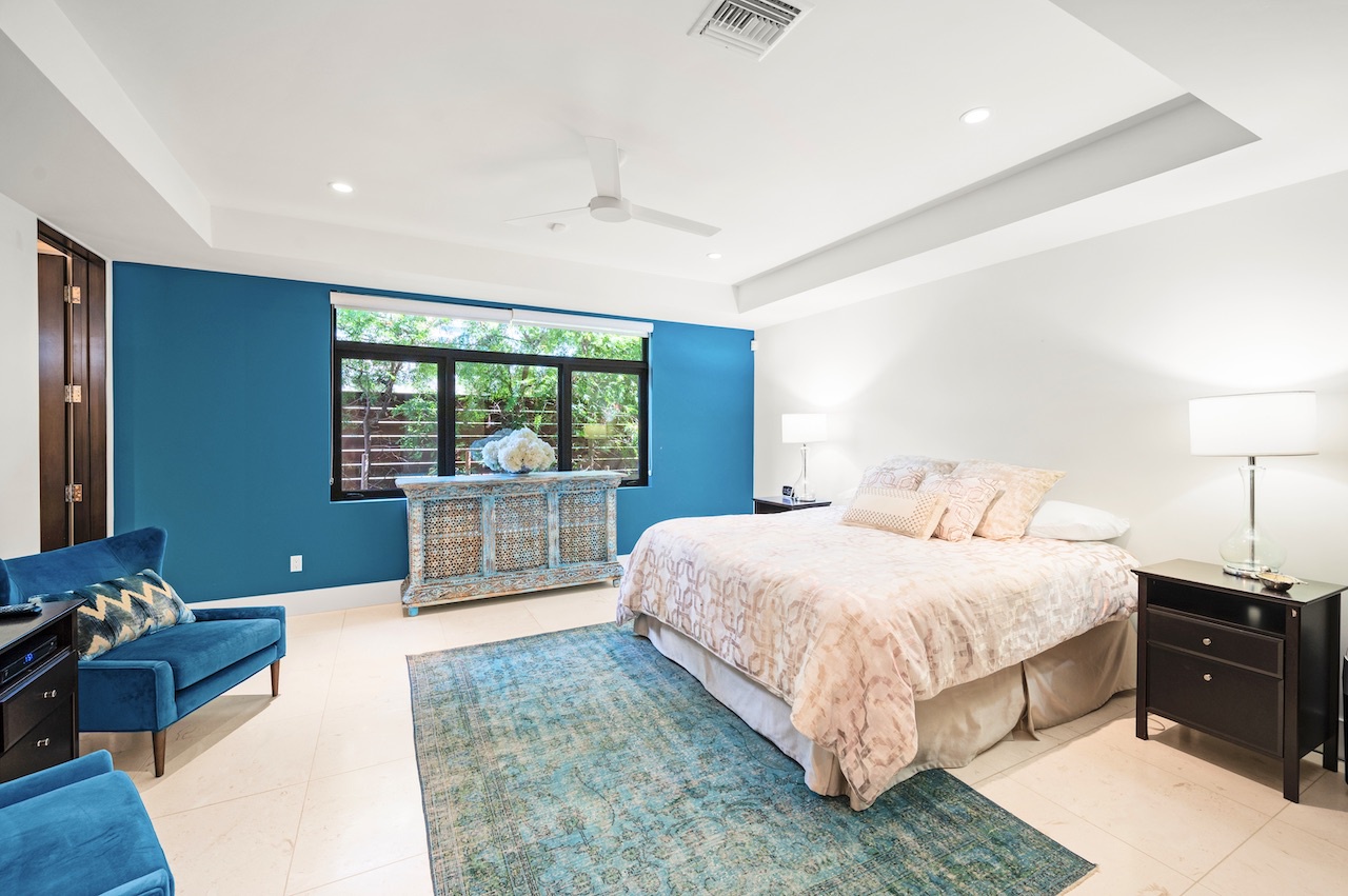 Honolulu Vacation Rentals, Diamond Head Grandeur - The second guest bedroom is furnished with a king bed and private bathroom, ensuring a comfortable and relaxing stay.