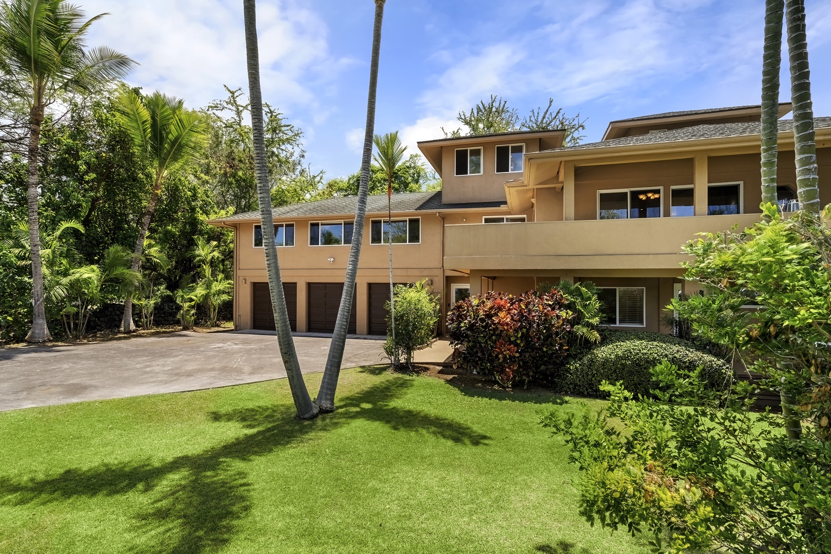Kailua Kona Vacation Rentals, Lymans Bay Hale - Lush and manicured front lawn