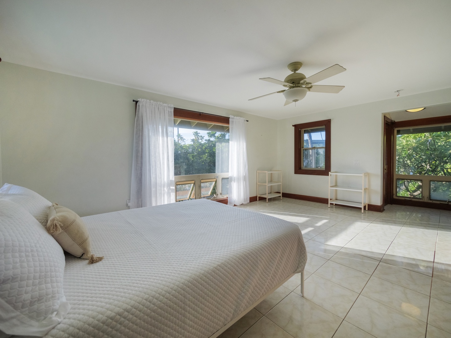 Waianae Vacation Rentals, Konishiki Beachhouse - Spacious guest suite with natural lights coming in.