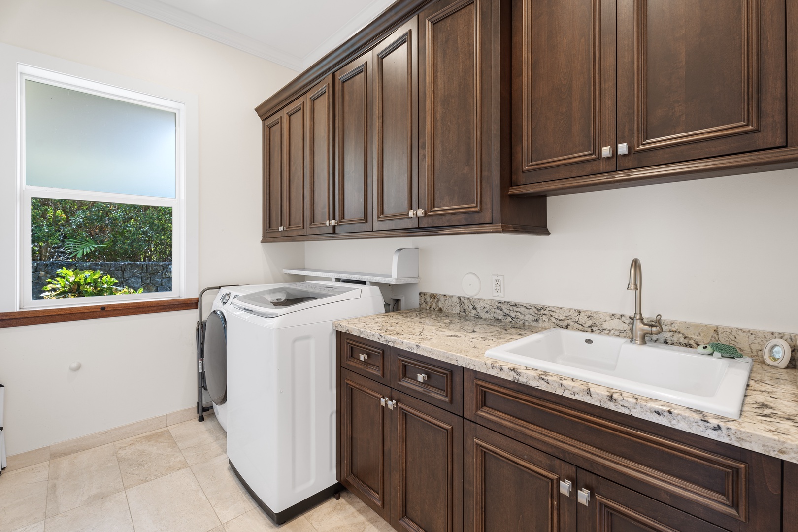 Kailua Kona Vacation Rentals, Ohana le'ale'a - Convenient laundry room with washer, dryer, and deep sink for easy cleaning.