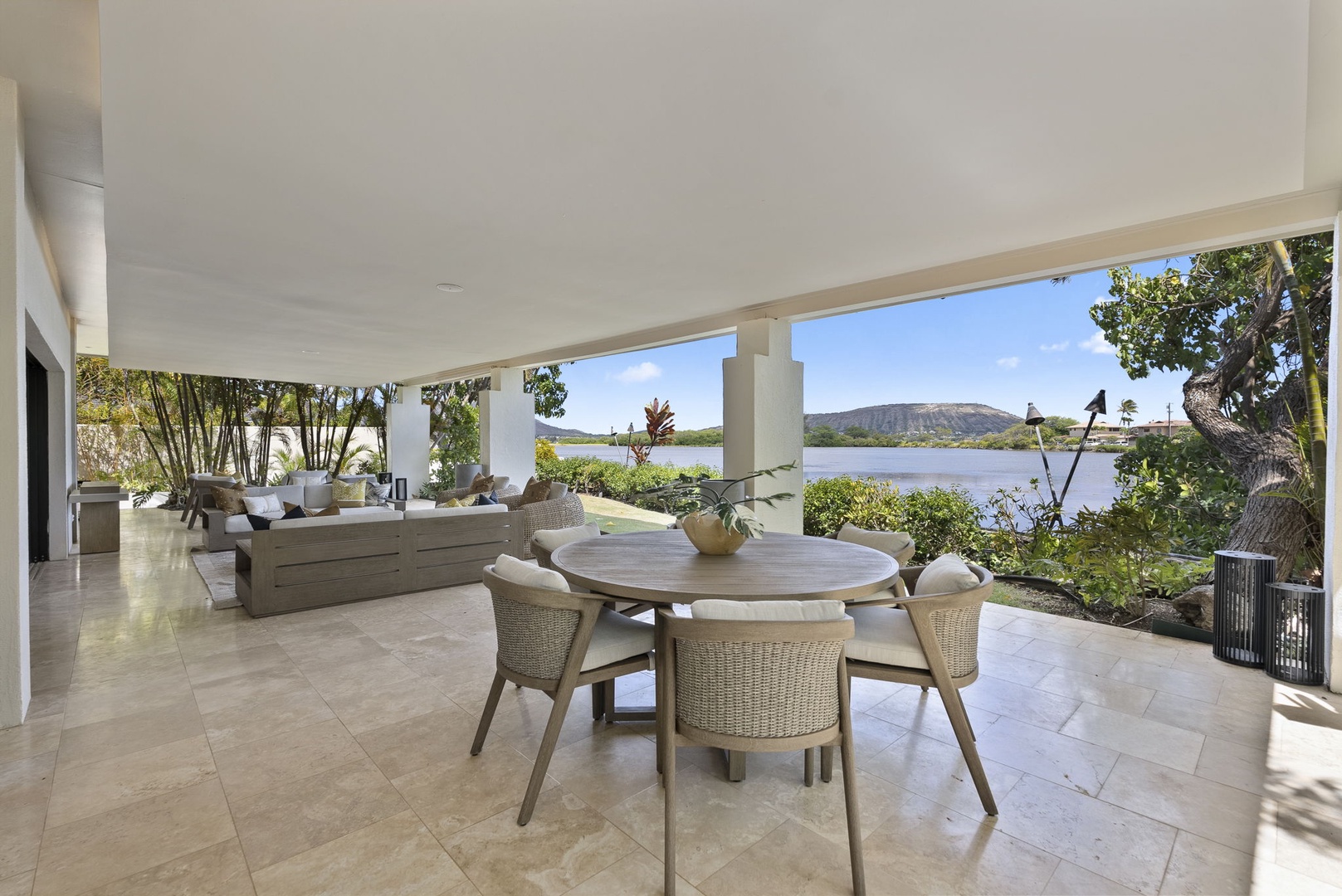 Honolulu Vacation Rentals, The Lagoon House 3BR - Designed to make sure you don't lose the view during dinner time.