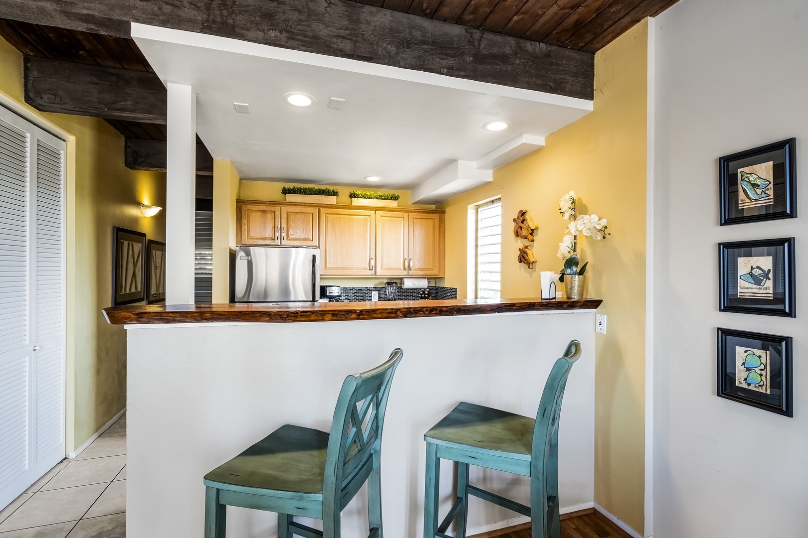 Kailua-Kona Vacation Rentals, Kona Mansions D231 - Breakfast bar for 2