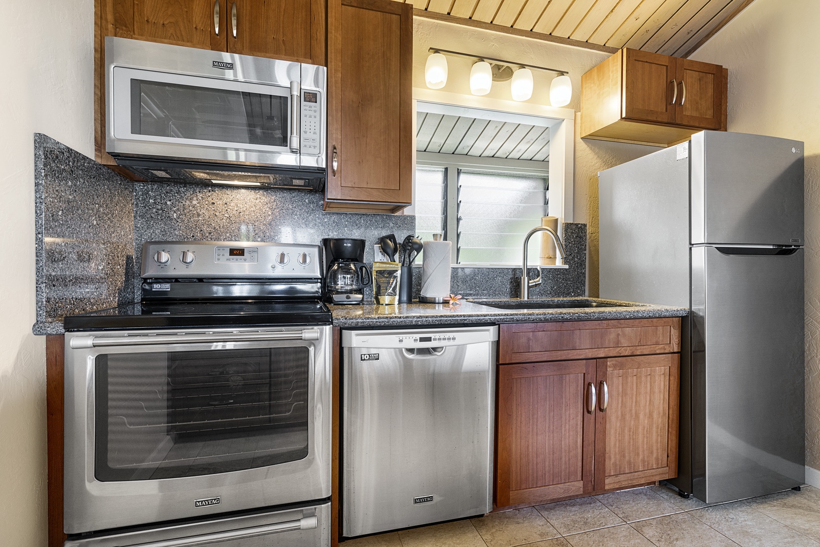 Kailua Kona Vacation Rentals, Keauhou Resort 113 - Remodeled kitchen suitable even for a chef!