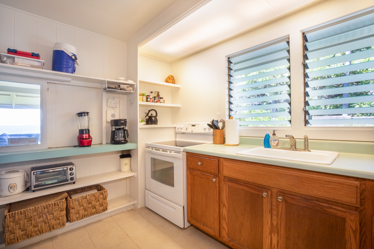 Kailua Kona Vacation Rentals, Honl's Beach Hale (Big Island) - Kitchen with a view