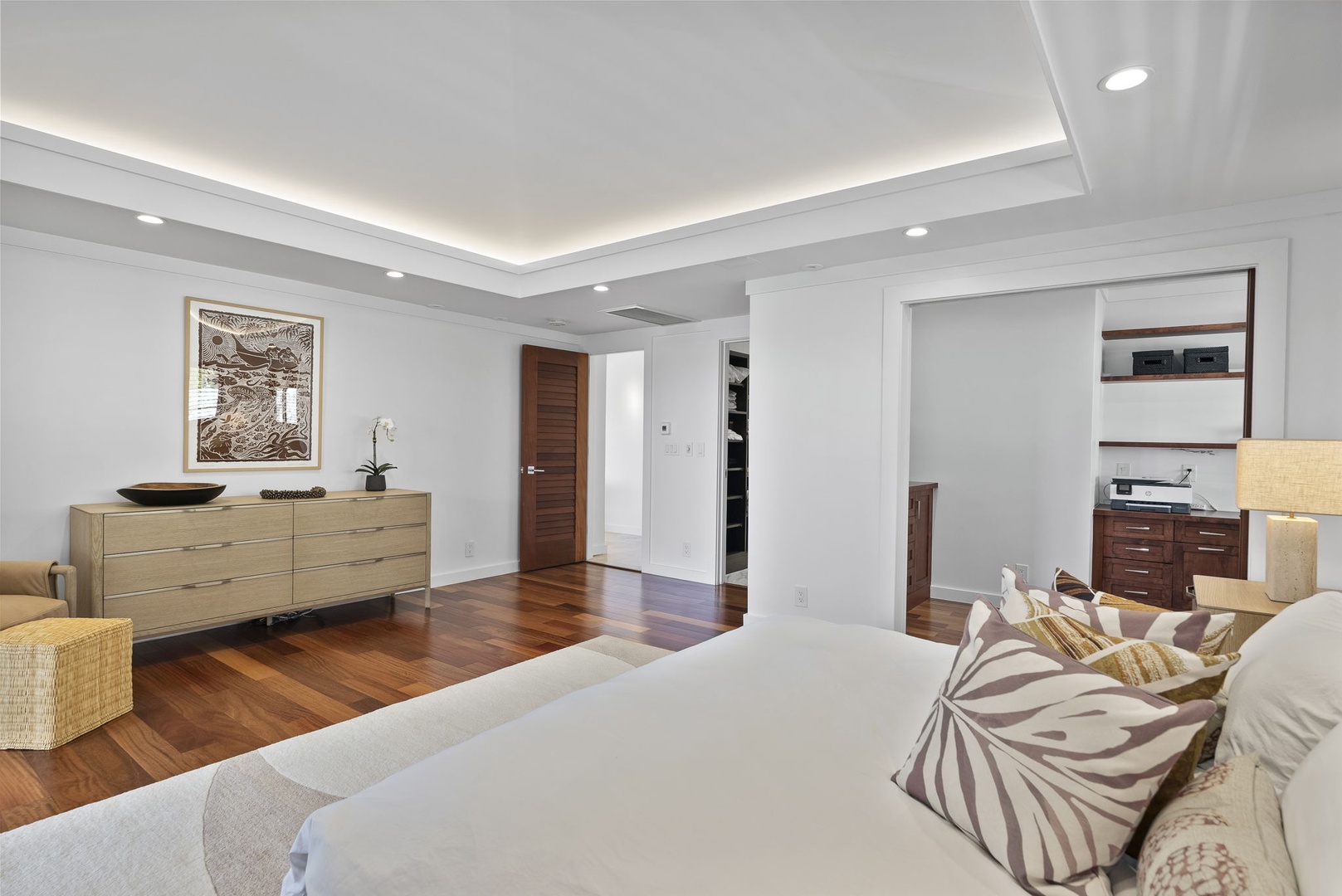 Honolulu Vacation Rentals, The Lagoon House 3BR - Spacious suite with warm wood floors, tray ceilings, and a calm, uncluttered feel.