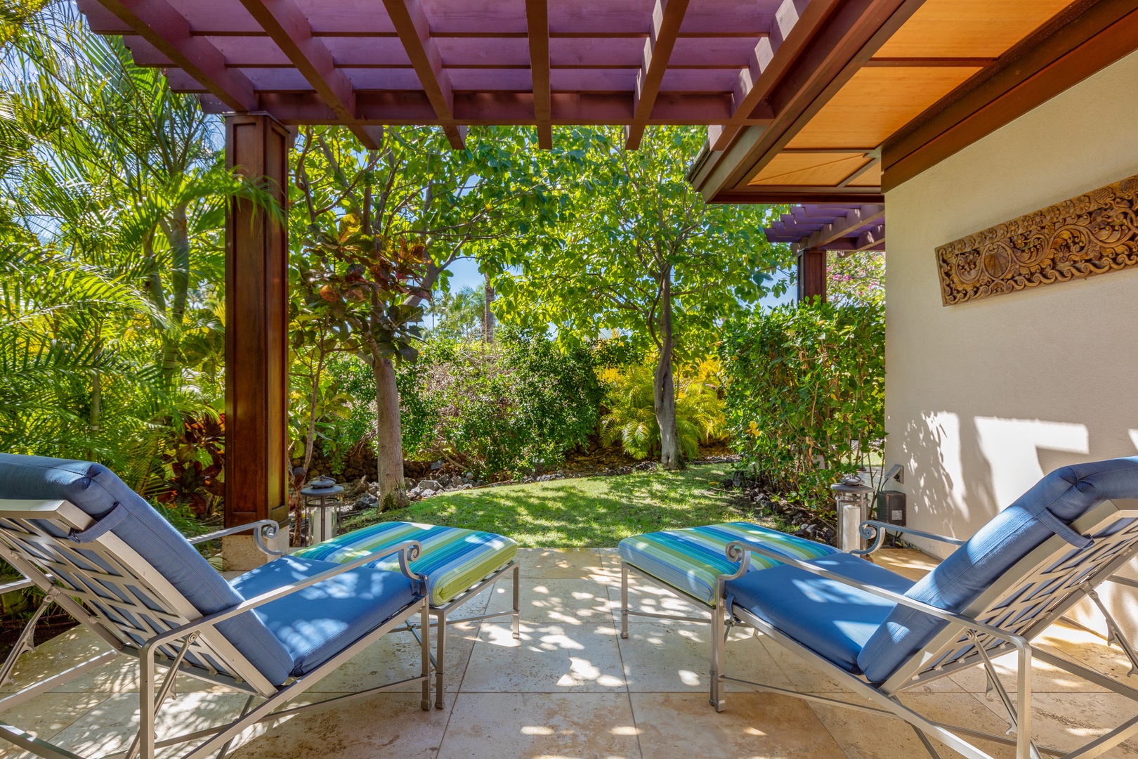 Kamuela Vacation Rentals, Champion Ridge Home - Soak up the sun or relax in the shade on the guest suite’s private lanai with comfortable loungers.