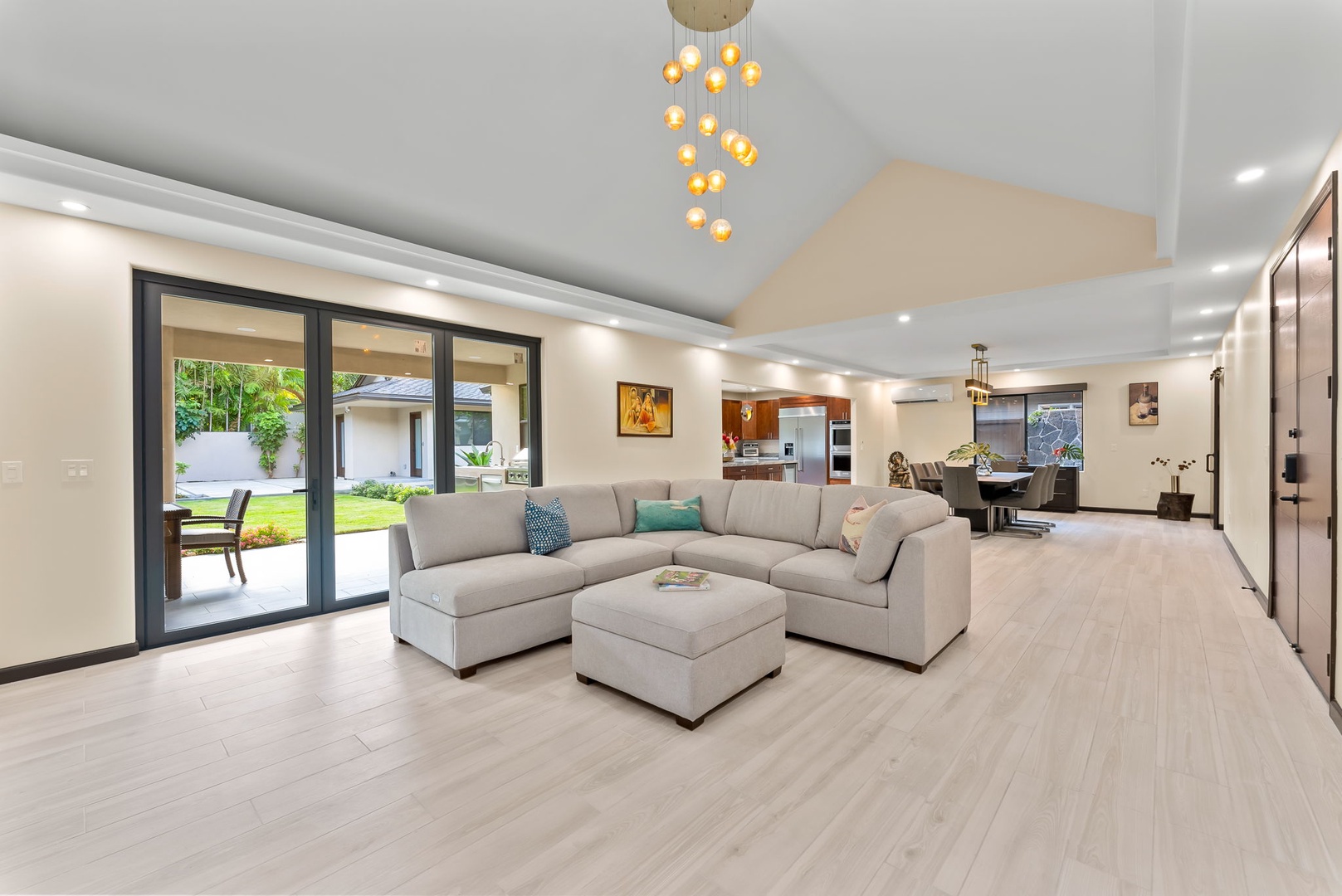 Honolulu Vacation Rentals, Kahala Zen - Chic, open living area with stylish décor and vibrant accents.