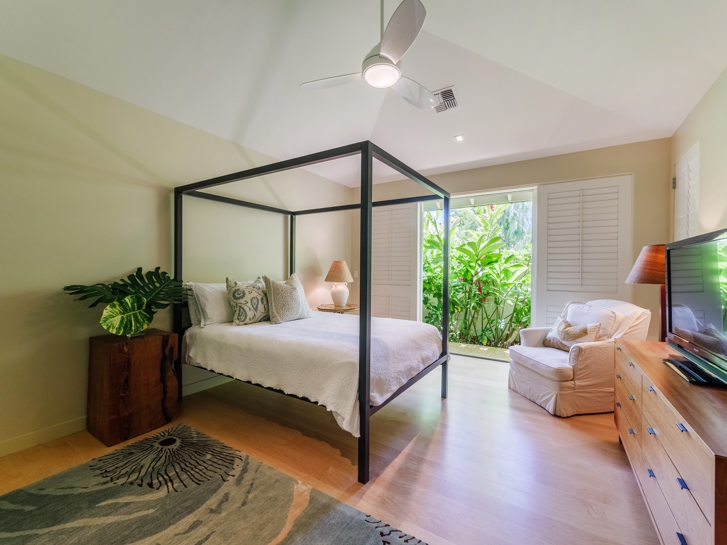 Honolulu Vacation Rentals, Paradise Beach Estate - Guest suite with four poster bed and an access outdoors