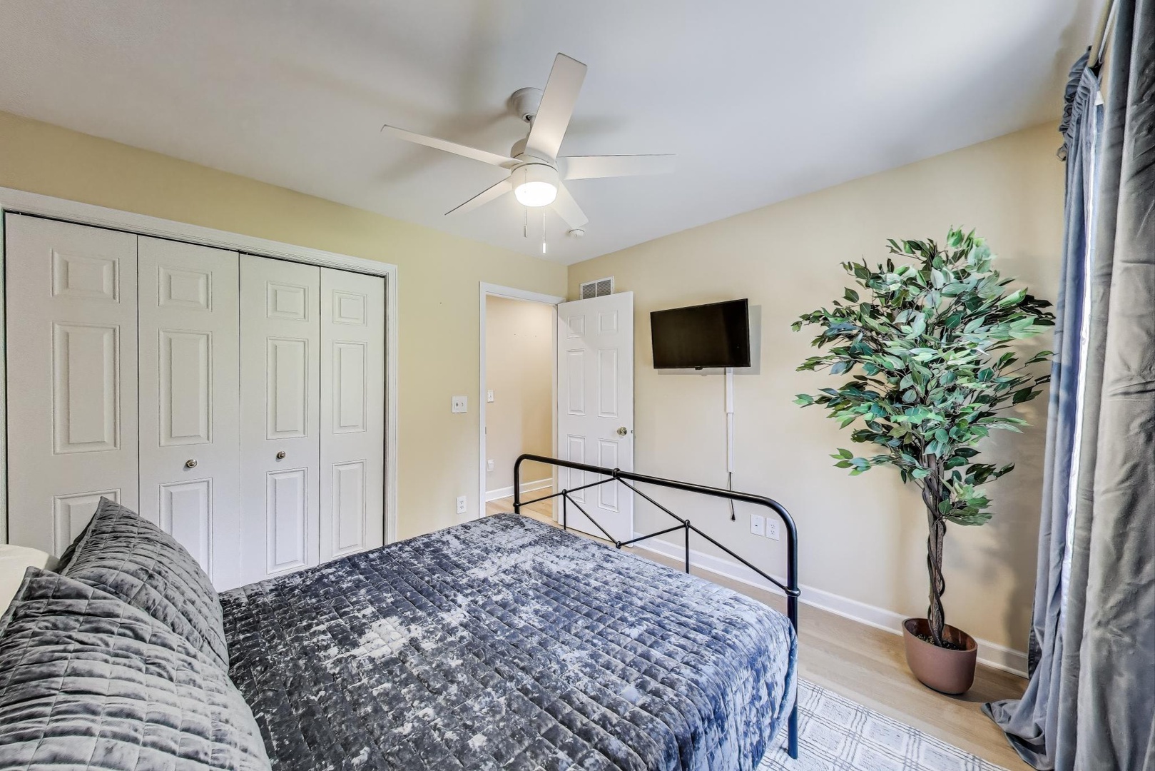 Upstairs Bedroom 3 - Queen Bed