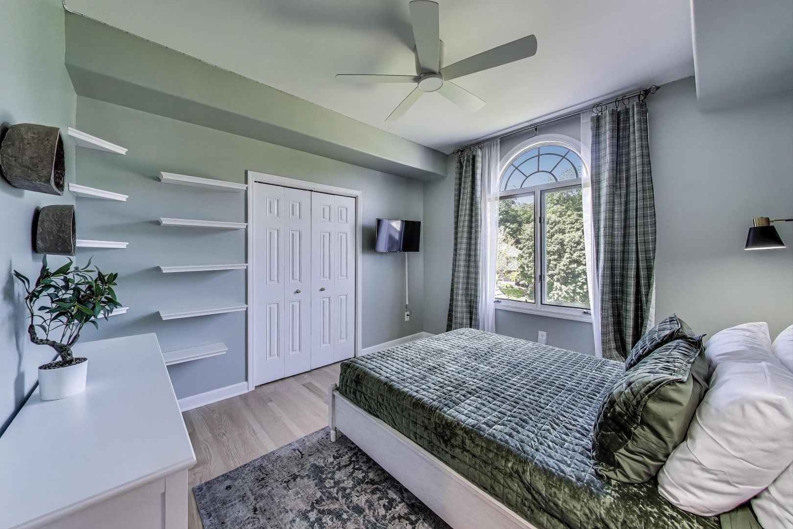 Upstairs Bedroom 2 - Queen Bed