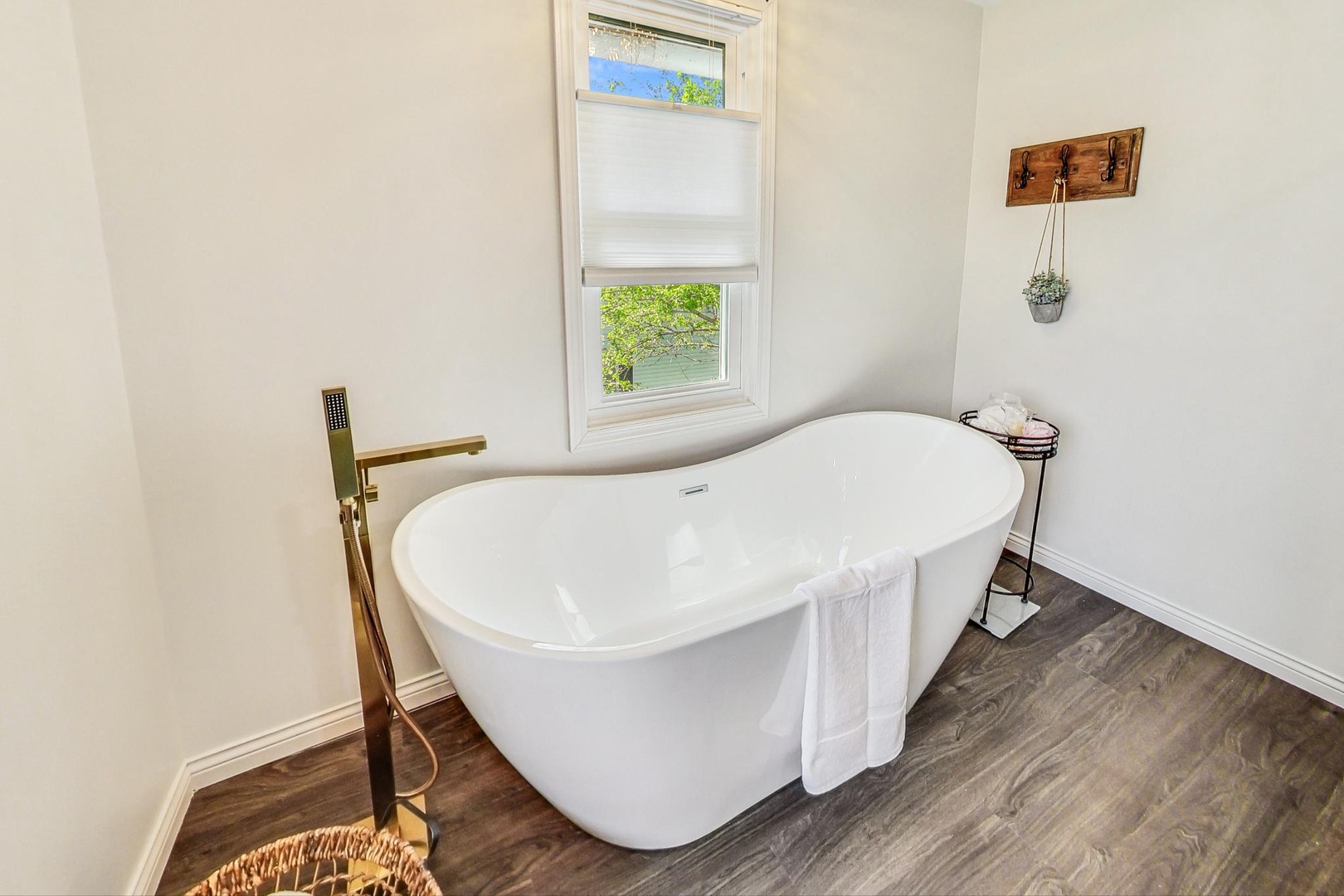 Upstairs Bathroom Soaking Tub