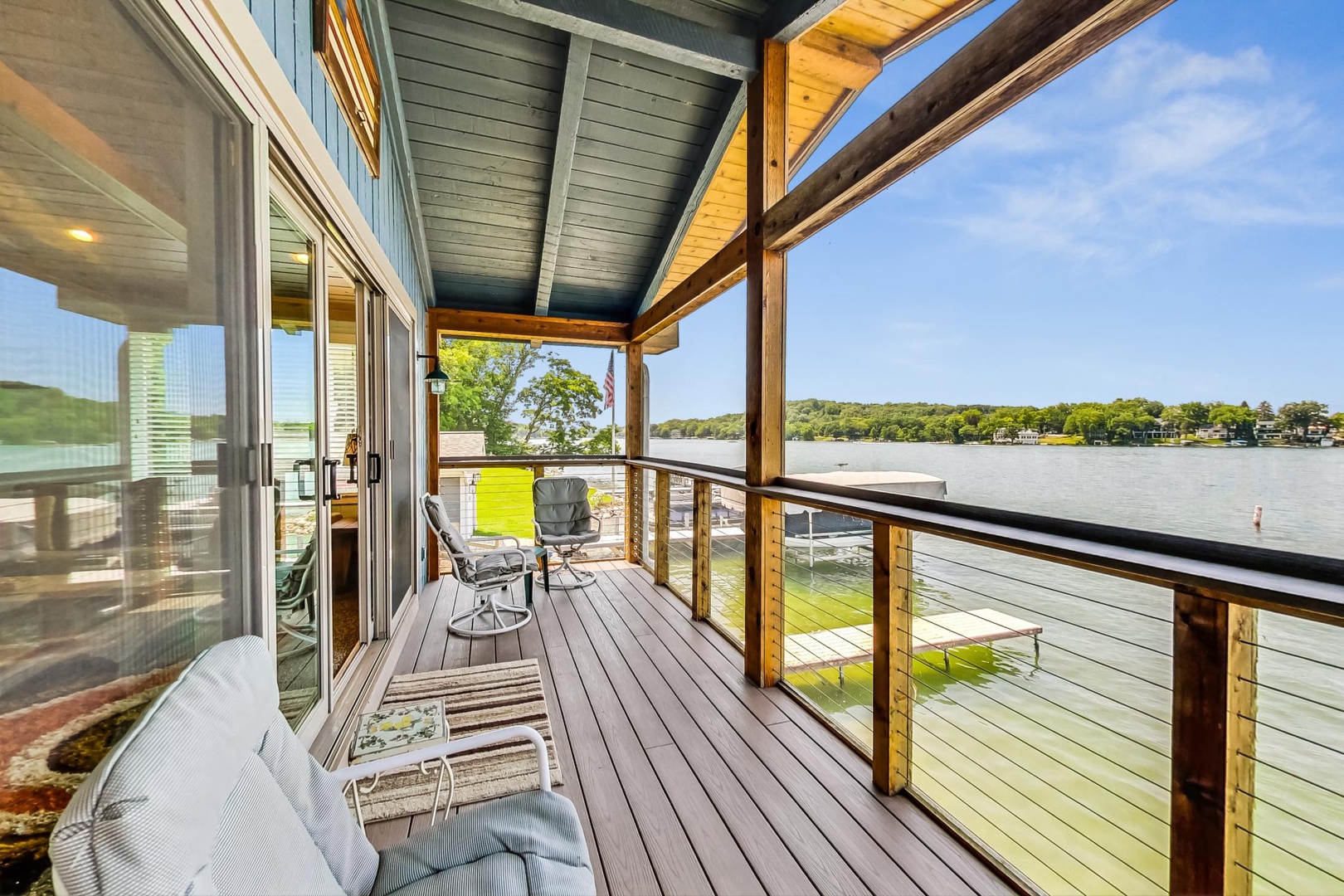 Boathouse Screened-in Deck Over Lake