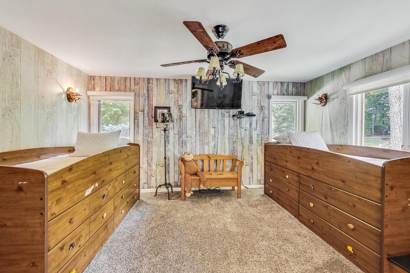 Kids Bedroom with 2 Twin Beds