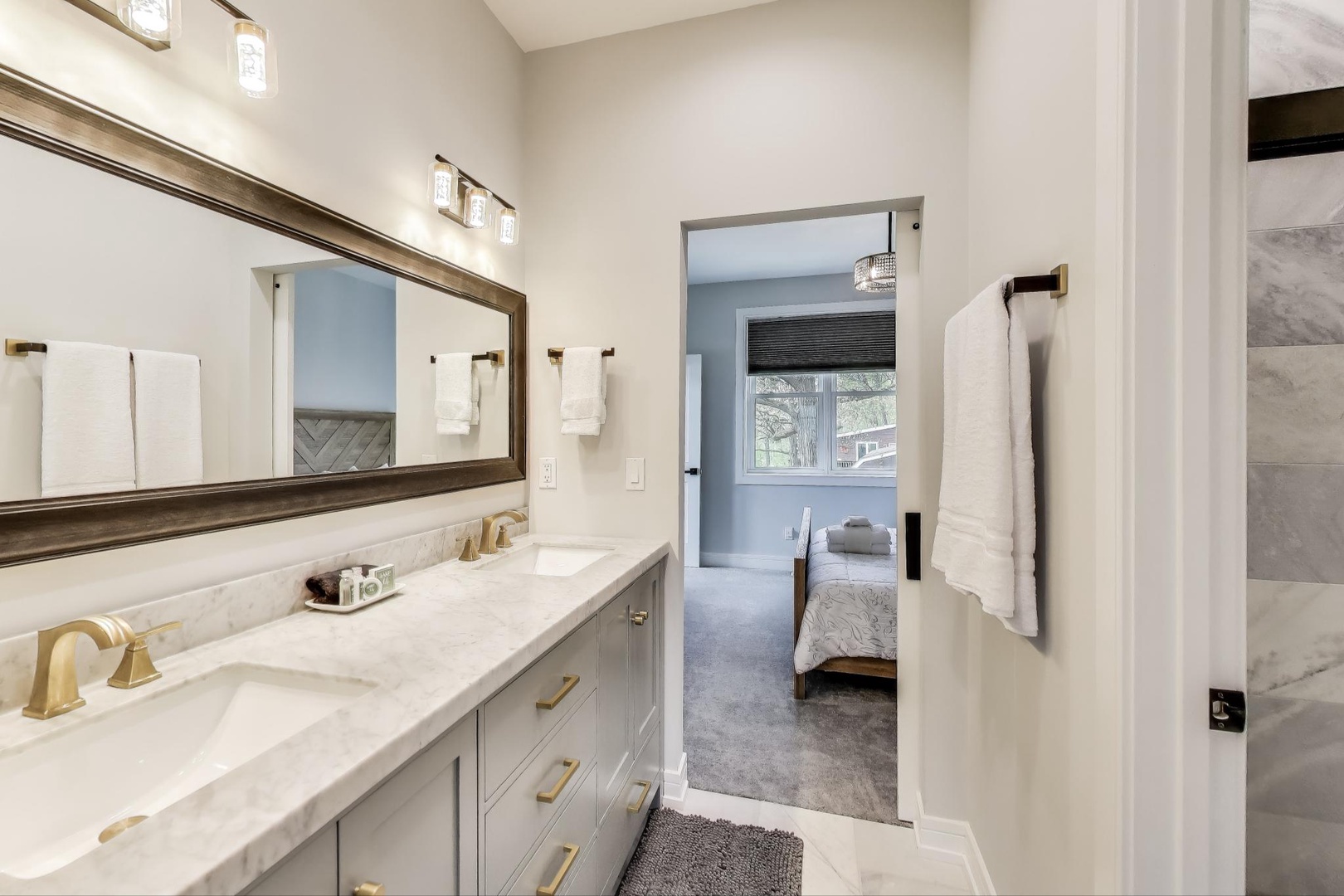 Jack-n-Jill Full Bathroom