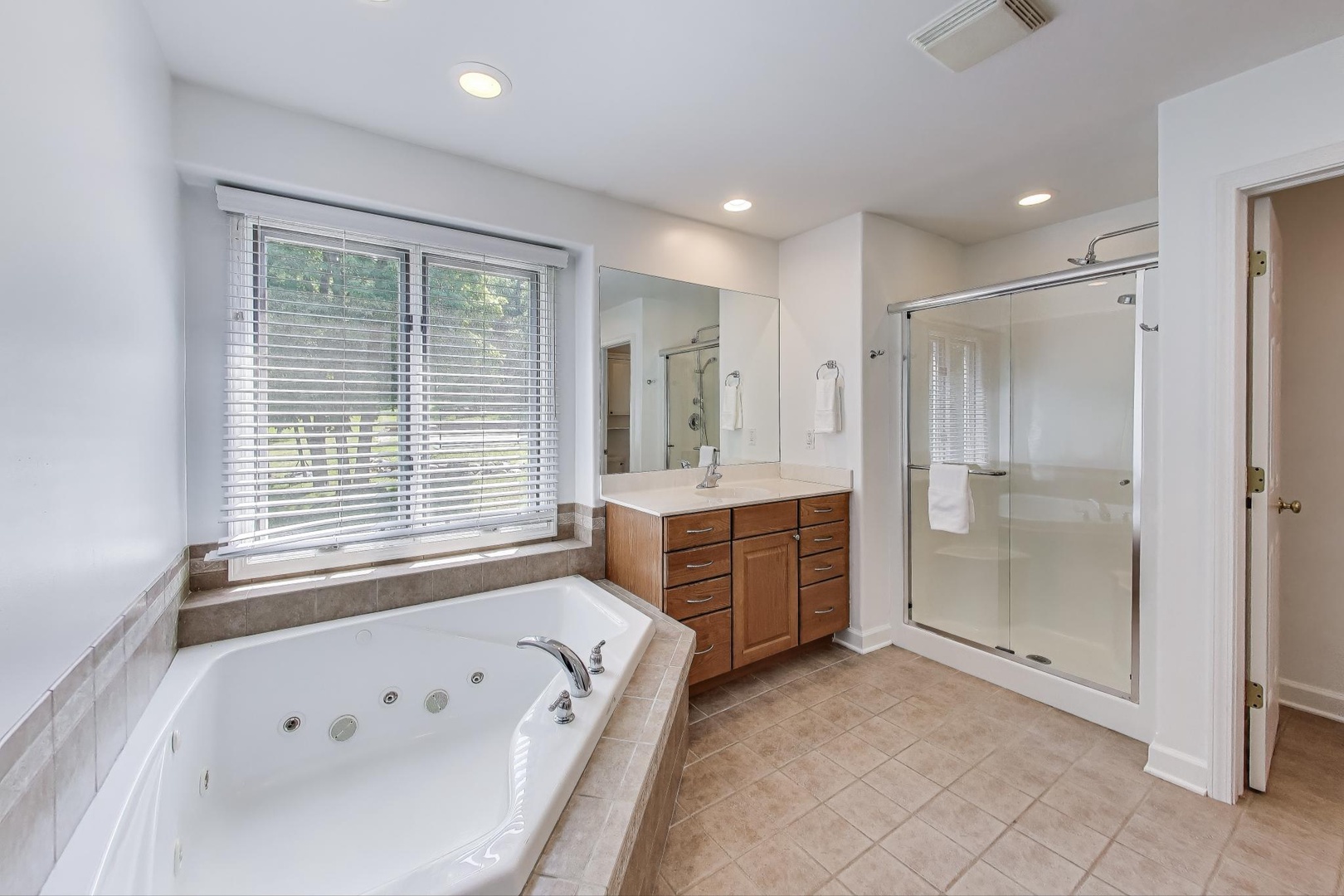 Primary Ensuite Bathroom with Jetted Tub
