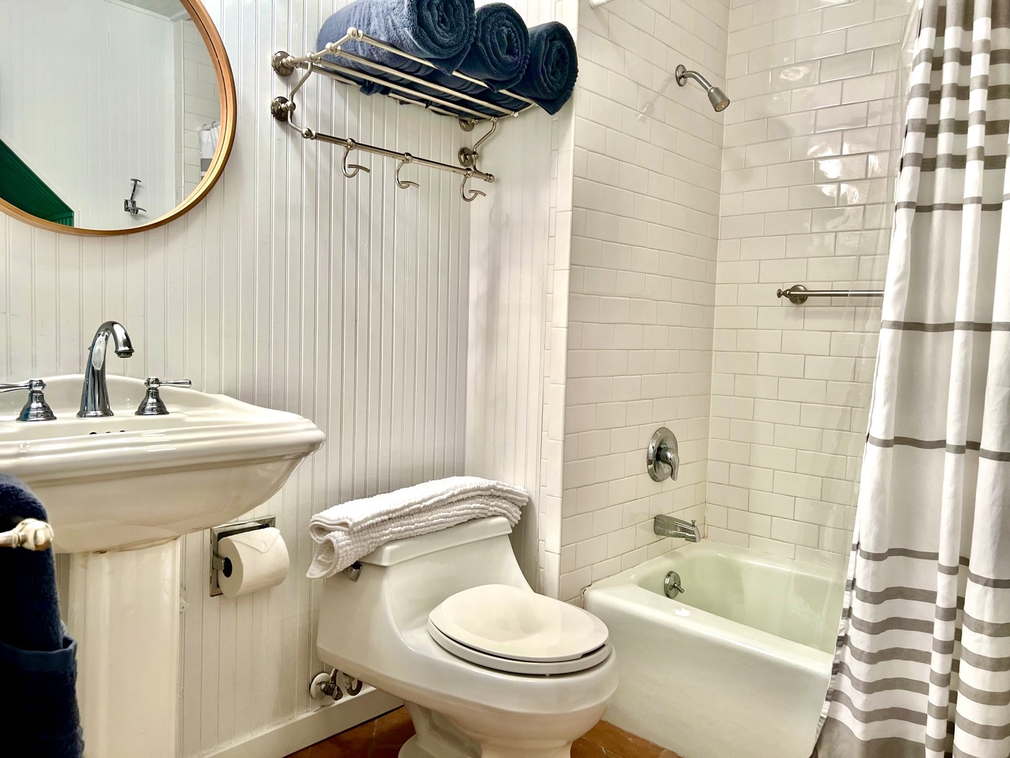 Bathroom 2 Tub/Shower Combo
