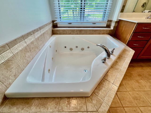 Primary Bedroom - Ensuite Bathroom - Jetted Tub