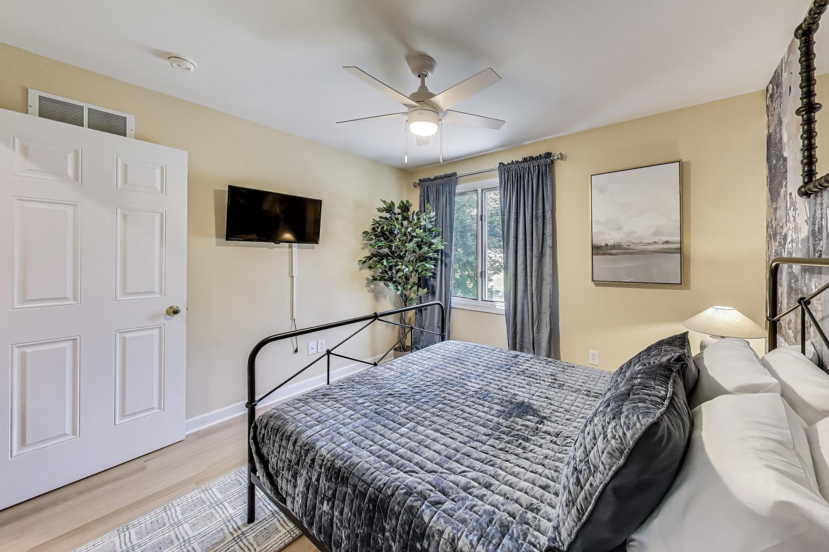 Upstairs Bedroom 3 - Queen Bed