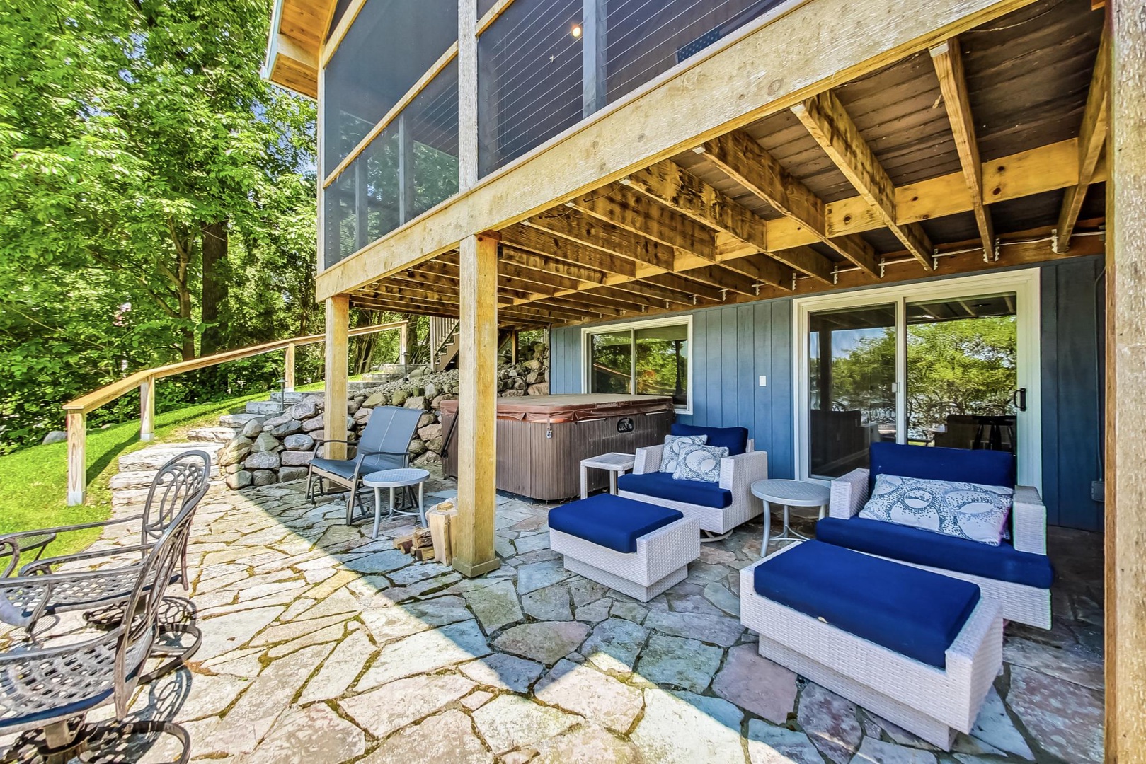 Cozy Loungers with a Lakeview (Hot Tub Non-Functional)