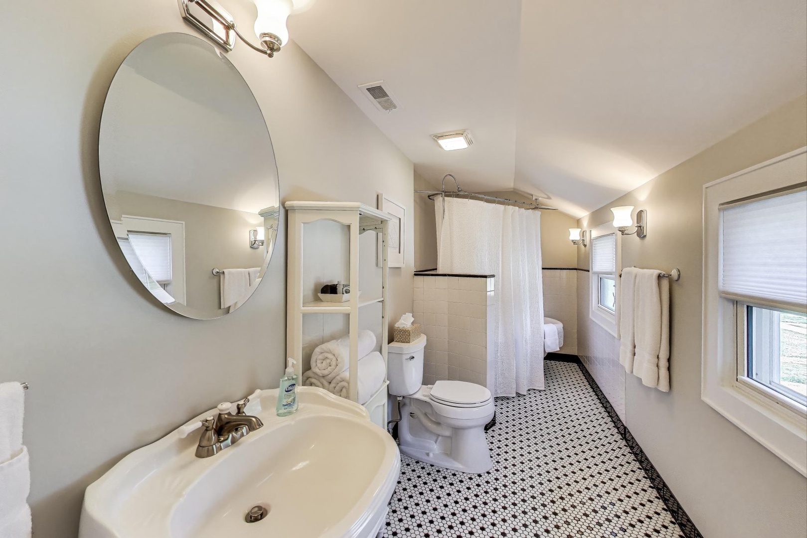2nd Floor Full Bathroom with Tub/Shower Combo