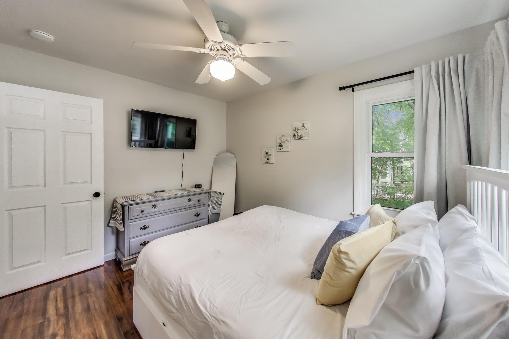 Queen Bedroom 1 with TV