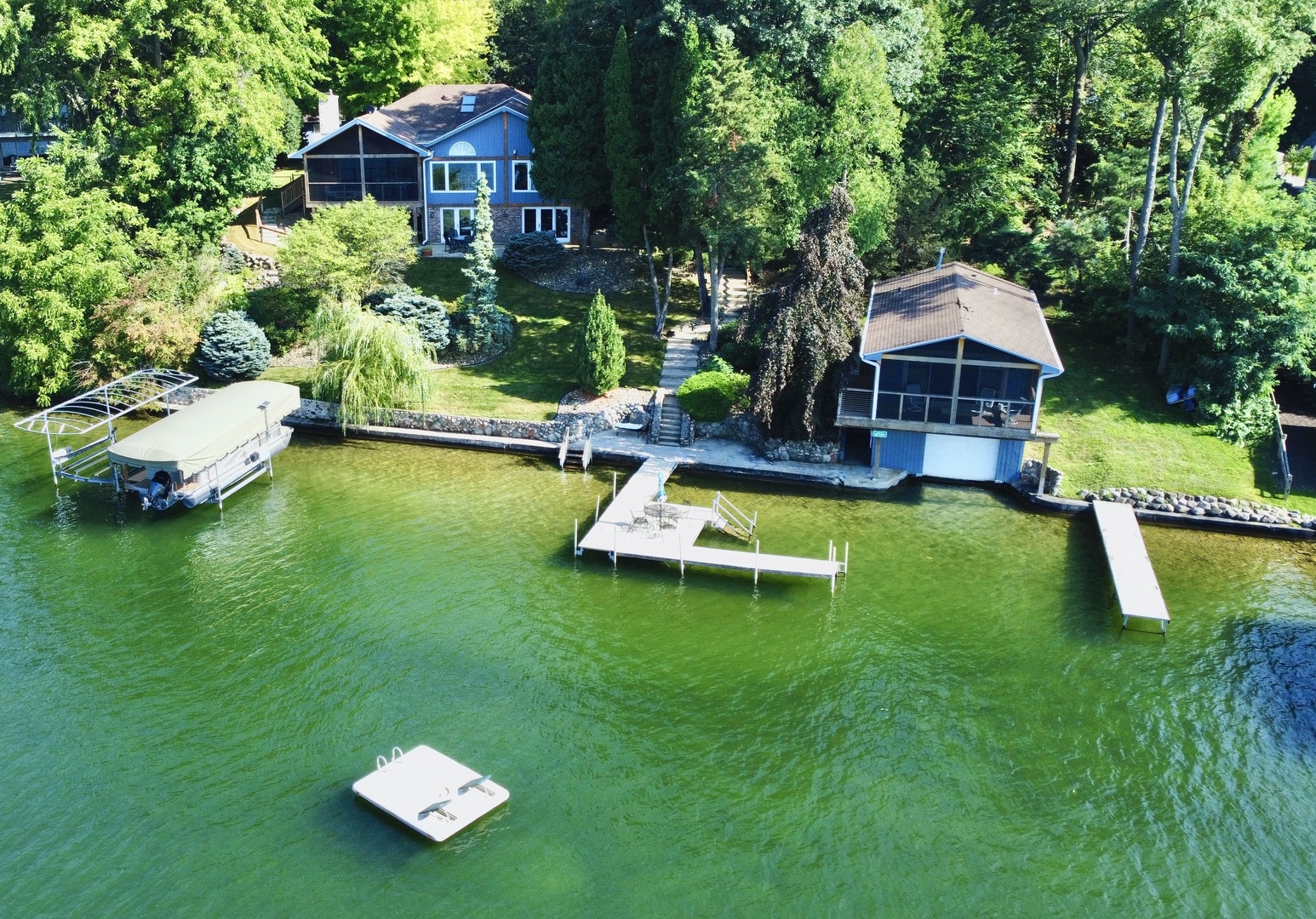 Large Lakefront retreat! Lauderdale Lakes WI