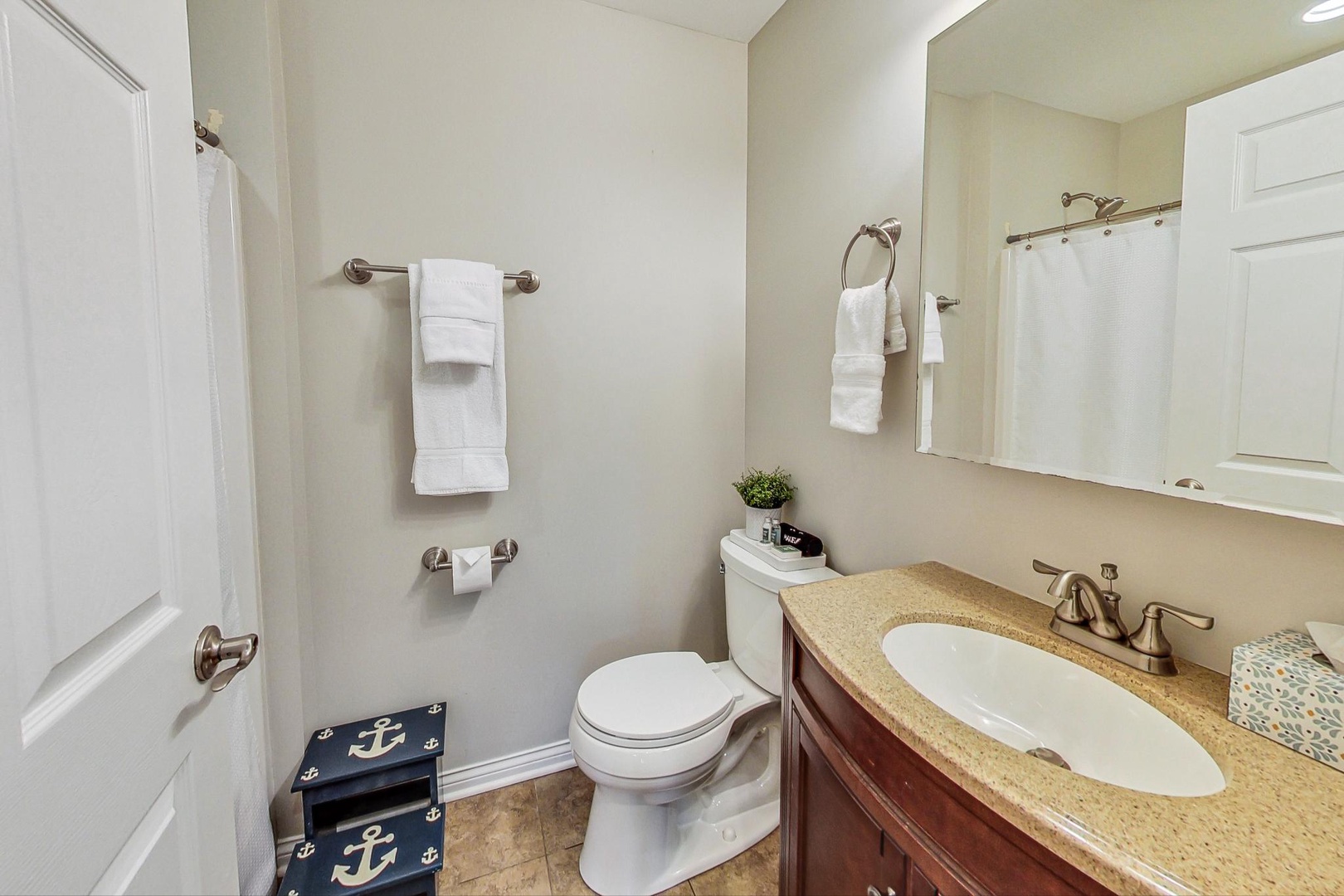 Bathroom 2 with Tub/Shower