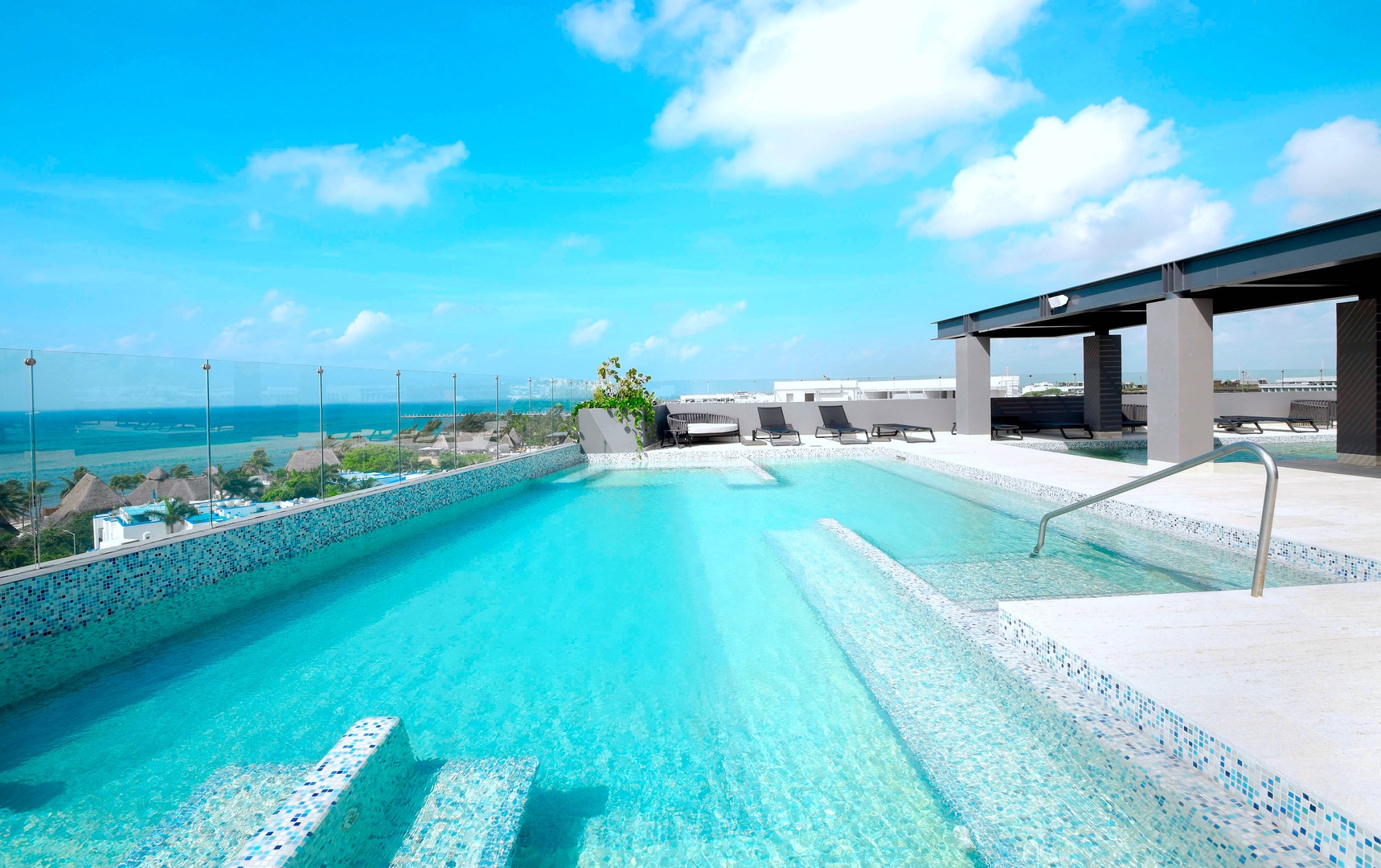 Tropical Paradise Singular A206 w/ Rooftop Pool
