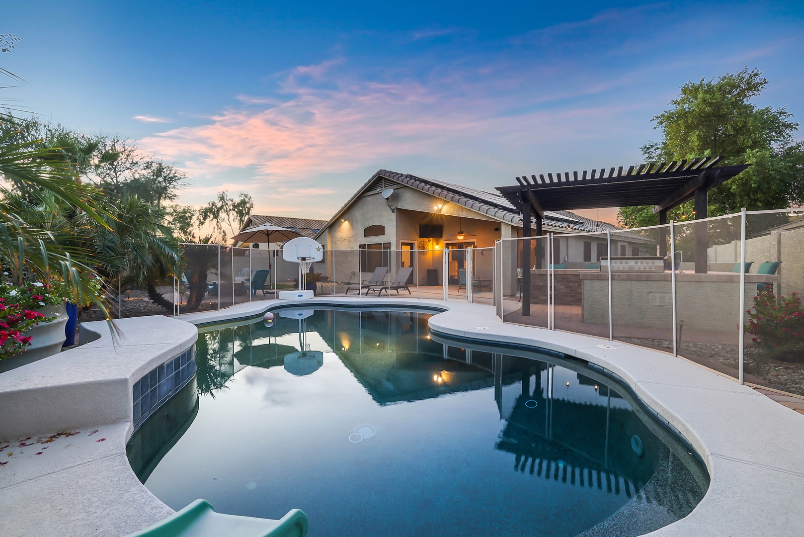 Cozy Cactus Retreat Private Pool, Great Location!