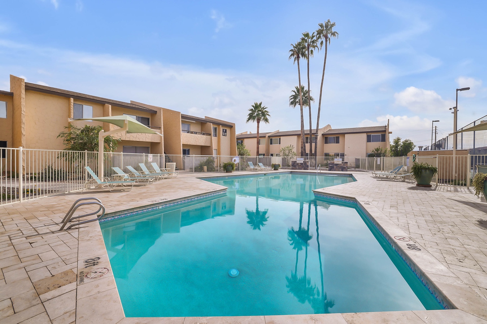 Cozy Condo Near Downtown, Shared Pool & Hot Tub!