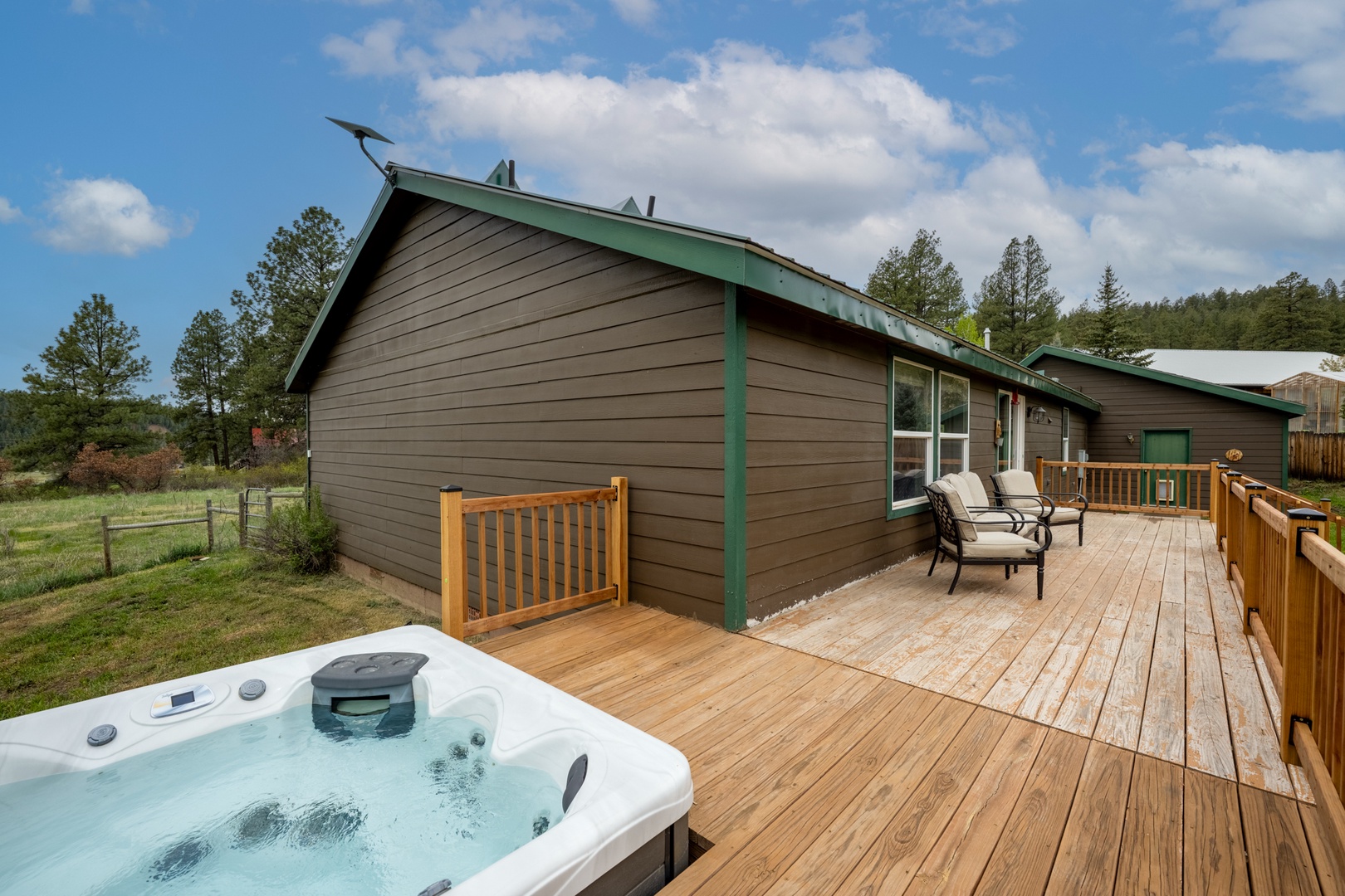 Forest Getaway with Jacuzzi! 3 Bedroom Home