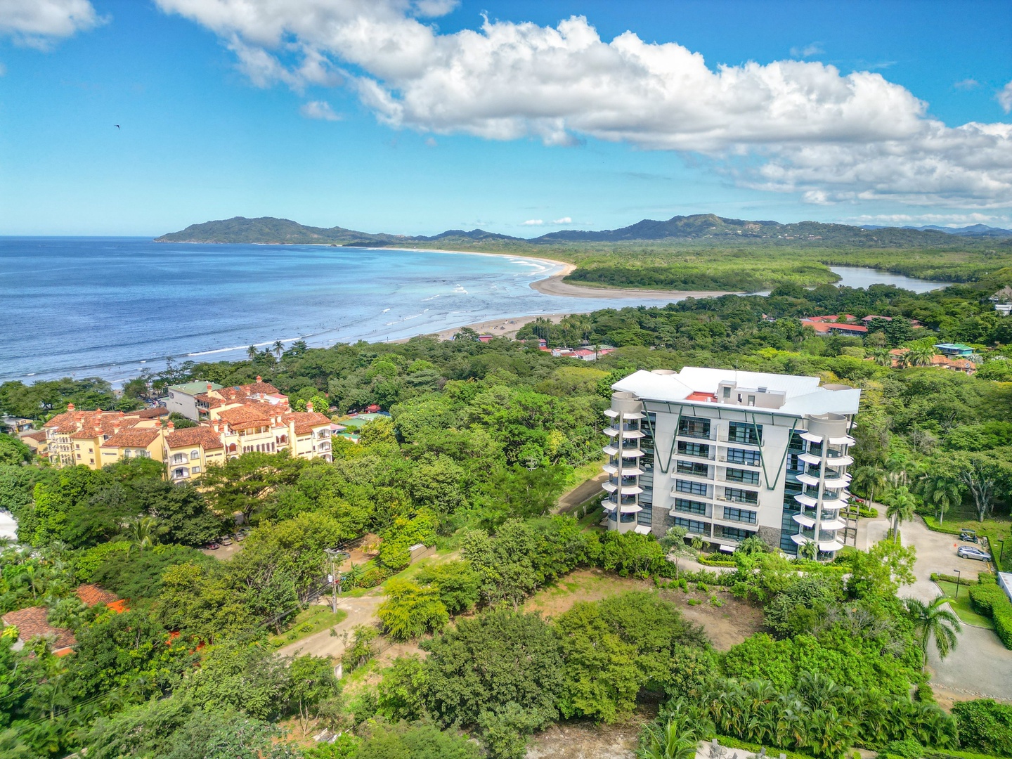Spacious Ocean View Condo, Luxury in La Perla