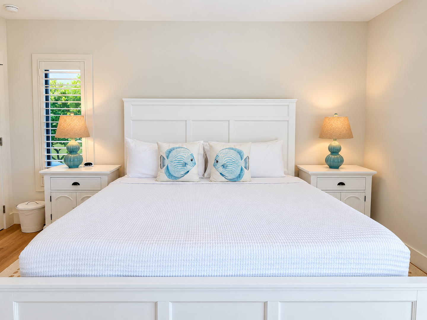 Bright, polished bedroom interior (1)