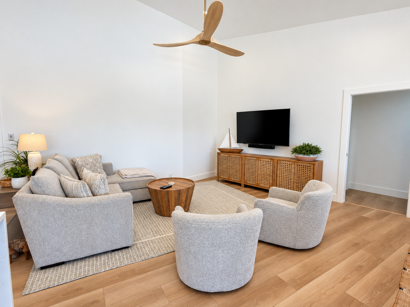 Bright, polished living room interior (1)