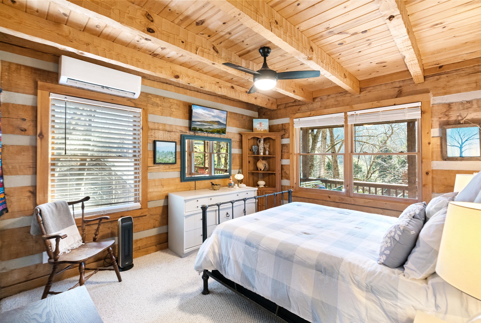 Primary Bedroom--- Queen Size Bed, Main Floor