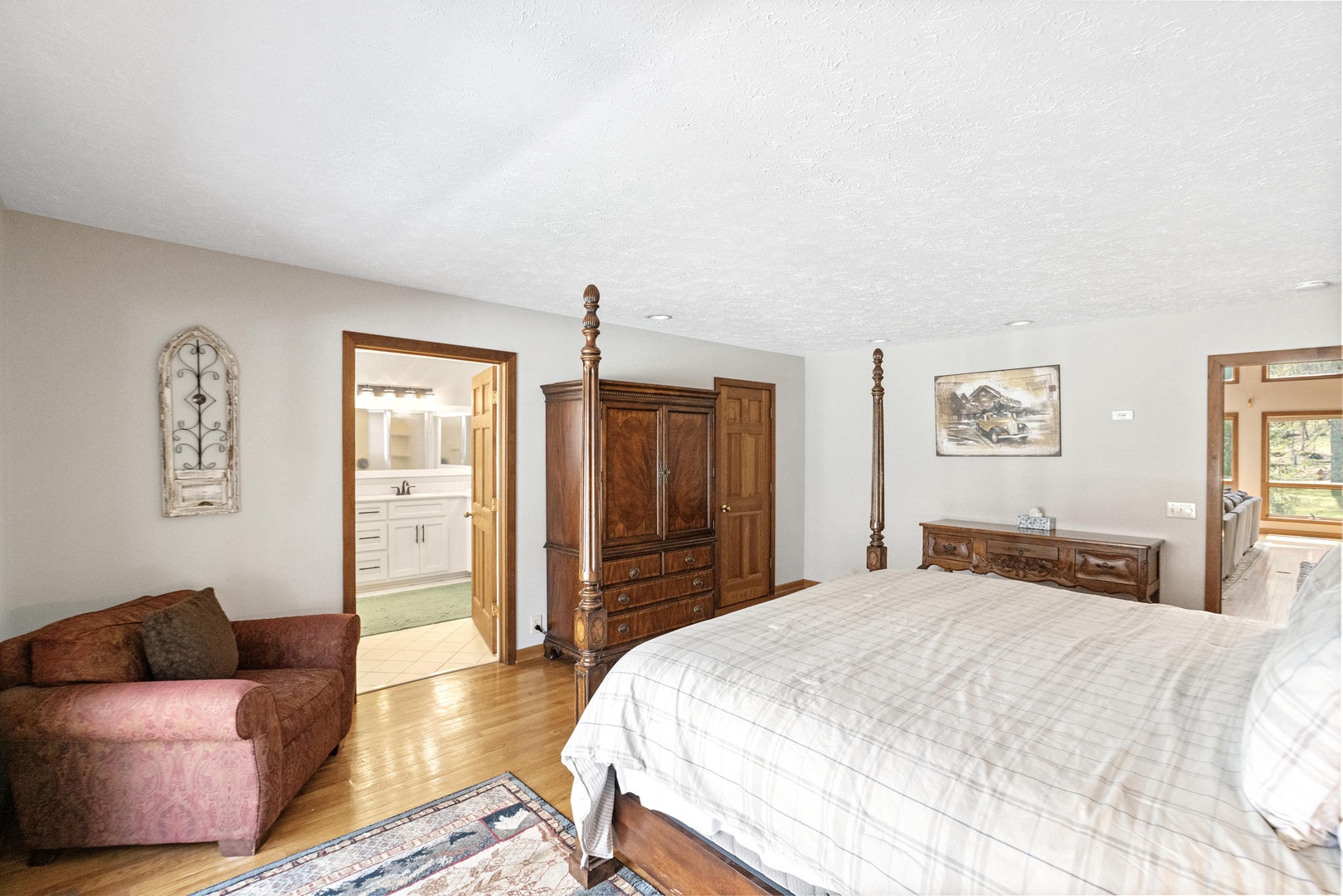 Primary Bedroom---King Size Bed, TV