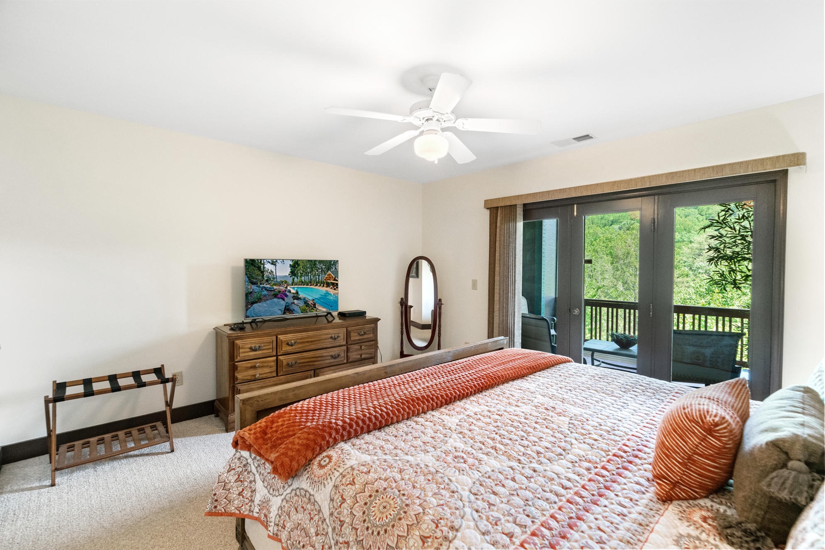 Primary Bedroom---King Size Bed, TV, Mountain View