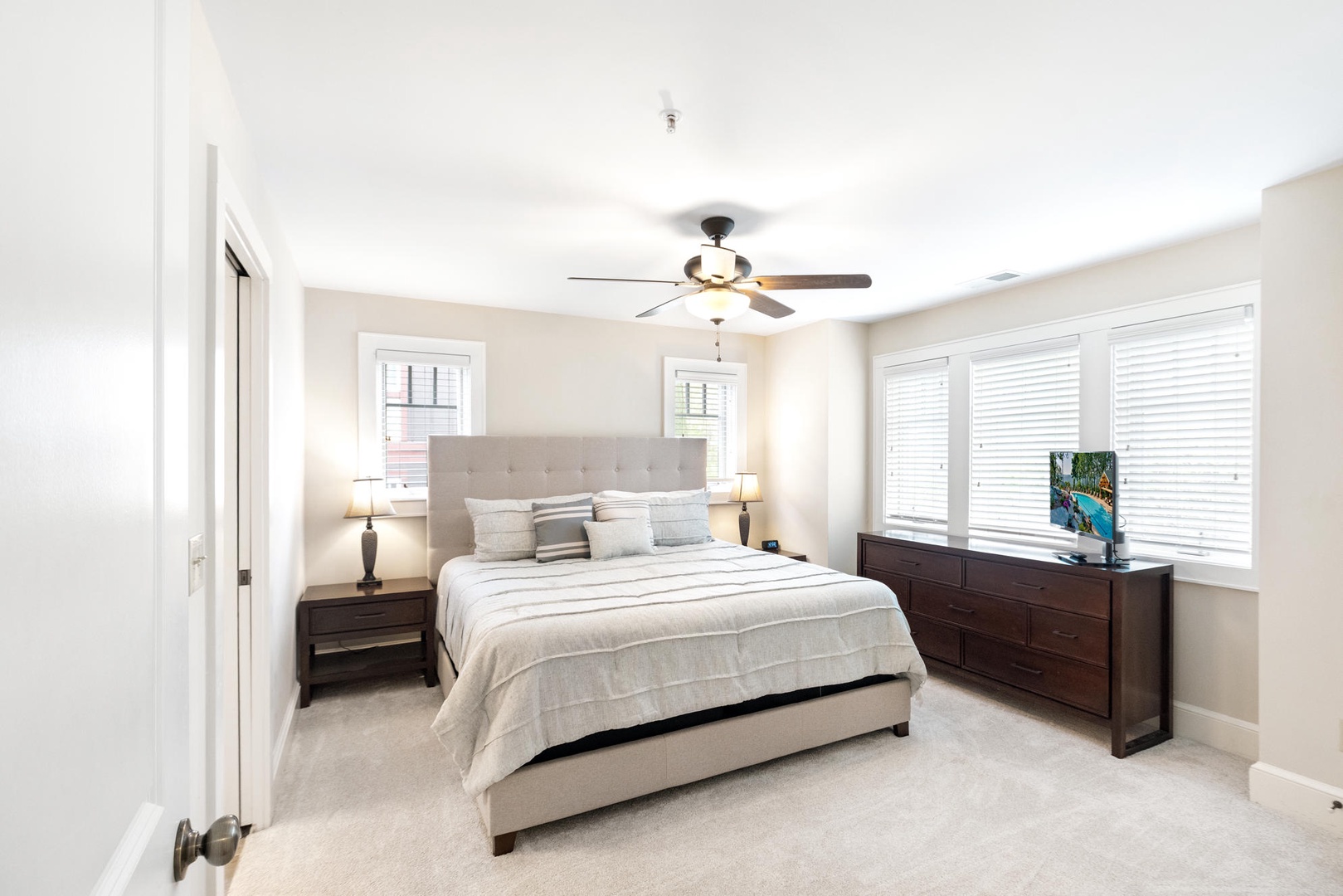 Guest Bedroom---King Size Bed, TV