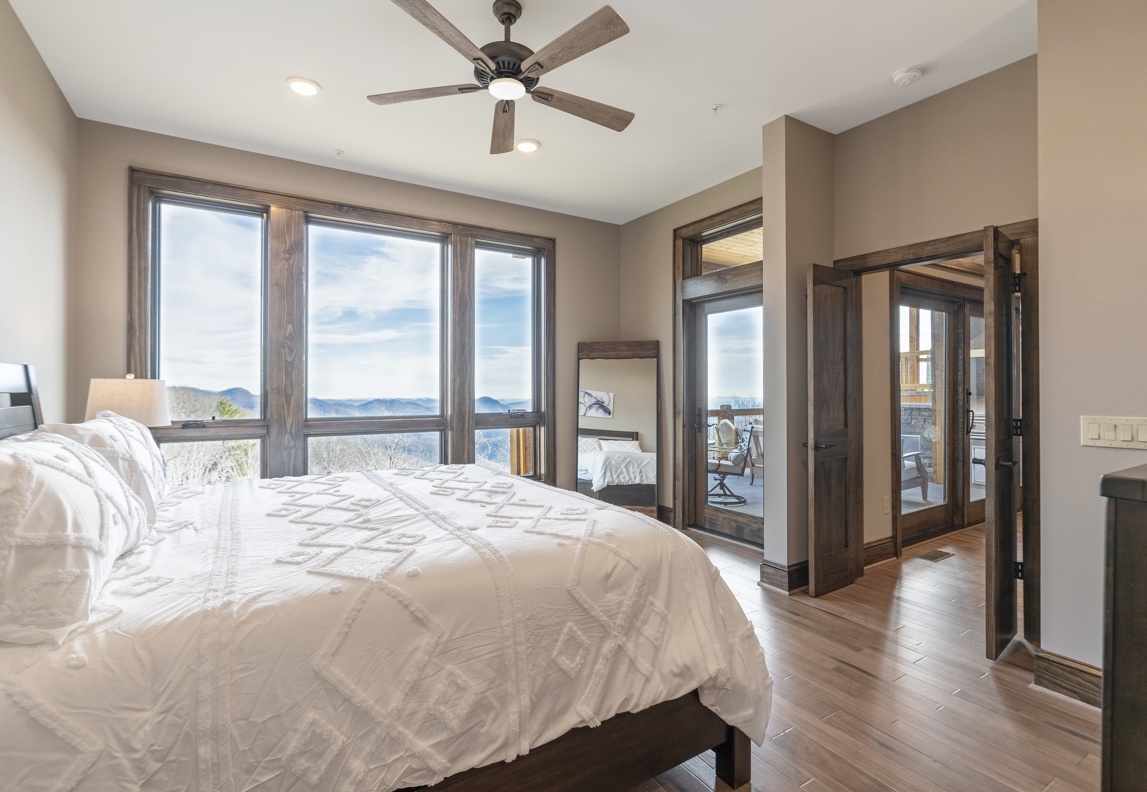 Primary Bedroom--- King Size Bed, Mountain View