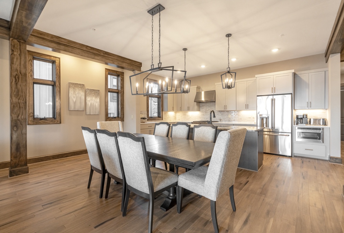 Dining Room Area--- Dining for 8 People