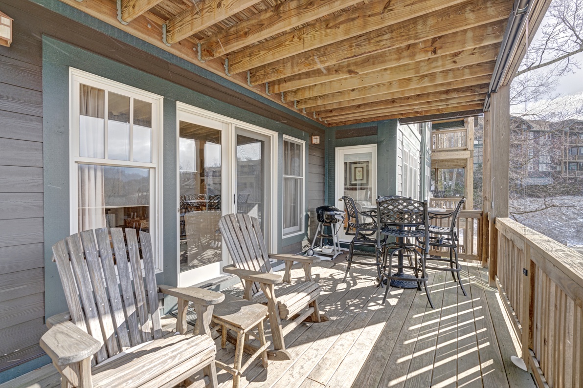 Deck Area--- Enjoy the Mountain Air