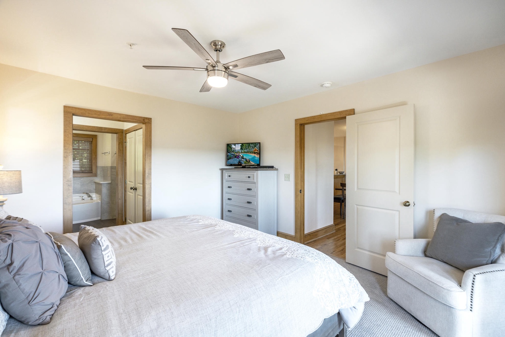 Primary Bedroom---King Size Bed, TV