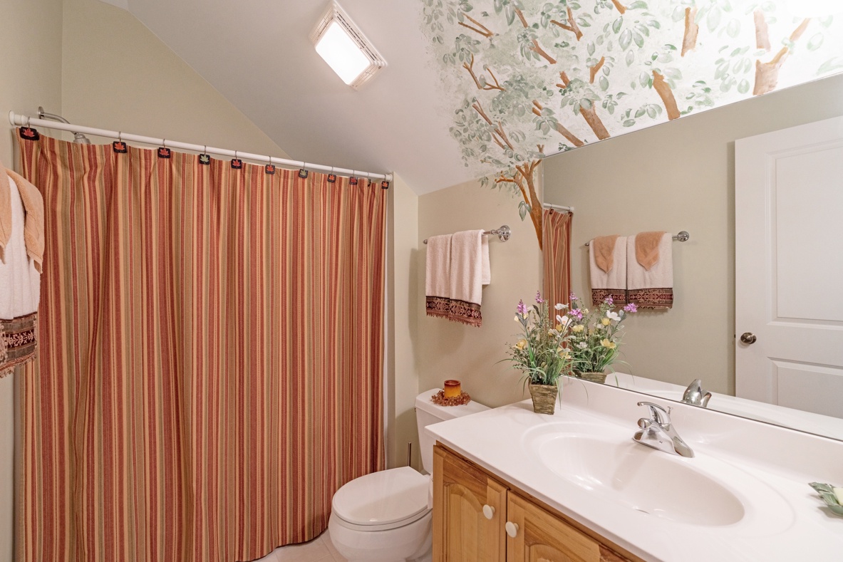 Guest Bathroom--- Upstairs