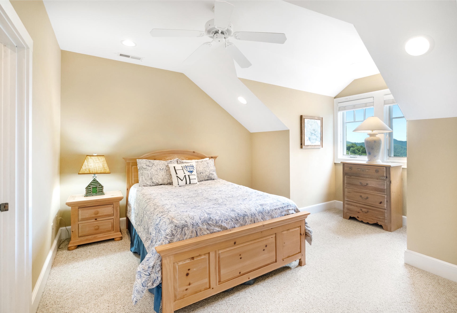 Guest Bedroom---Queen Size Bed, Upstairs